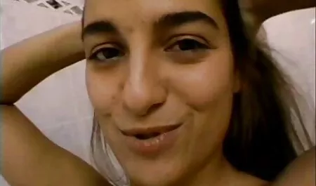 Una coppia sexy mature sessantenne e divertente in un appartamento