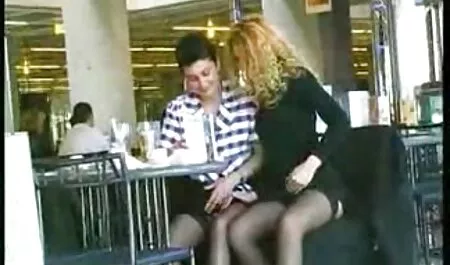 Una giovane donna si incontra in amatoriale matura italiana un autobus, insieme agli studenti