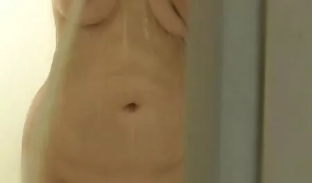 Succhiare mature con ragazzi porno il cazzo attraverso un buco