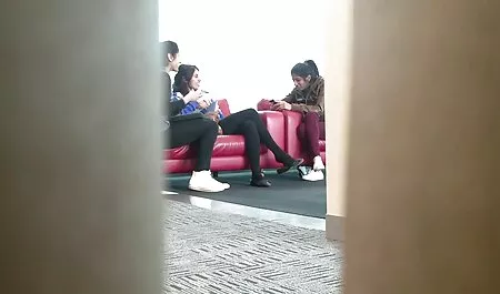 Le tardone nude ragazze fantasticano sul sesso con un uomo e l'acqua dalla vagina.