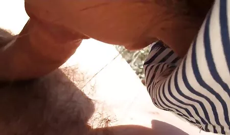 Madre di un affascinante prendere in consegna il pouf e allargò le milf provocanti gambe davanti alla macchina