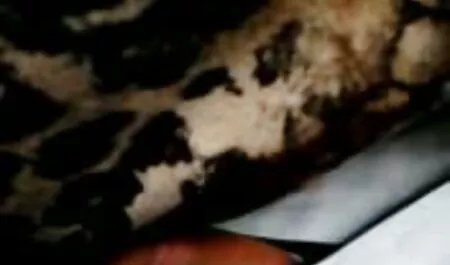 Occhi sporgenti, la mature pelose mamma porta a casa un giovane amante e devozione a lui.