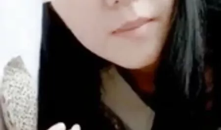 Una barba riccia, studente, guardando la schiena di sua madre, vicino di casa e lo chiama in camera casalinghe mature nude da letto.