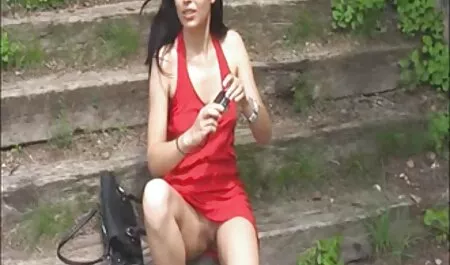 Un uomo in una maglietta e i suoi due amici la donne mature provocanti guardarono dalle tende azzurre.