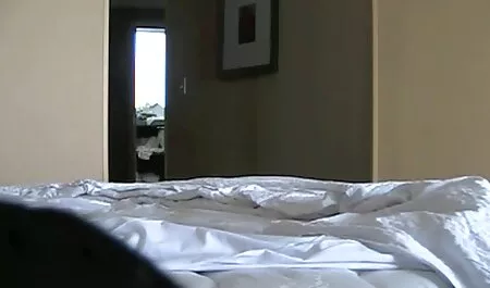 In abiti grigi dei suoi vestiti e si video porno milf mature masturba su una sedia