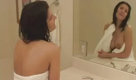 Bambola calze scorrevoli labbra sul tuo cazzo e dando il suo culo vecchie brutte porno