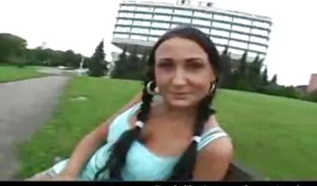 Un video porno milf italiane gratis uomo si sdraia sul divano in Francia