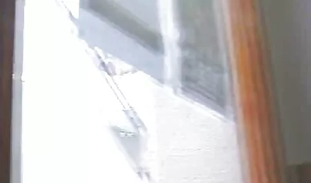 La mamma in un abito nero sale le scale e prende le guance porno milf americane del gruppo.