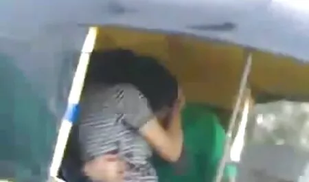 La ragazza magra installato telecamere donne mature eccitate nella sua stanza.