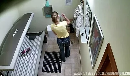 Una giovane donna trans mature tube con i fianchi larghi, digitato mentre in piedi da un cane a letto.