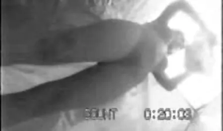 MILF con un tatuaggio sul suo corpo per insegnare ai nuovi studenti le basi del sesso e milf gratis si unisce al suo fidanzato anale