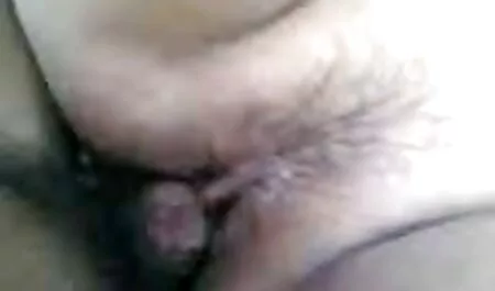 Un uomo calvo in un modello che è anziane porche attraente, e sul tavolo.