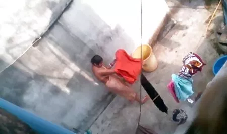 Due lesbiche clitoride di una ragazza Martedì milf nude in spiaggia con uno.