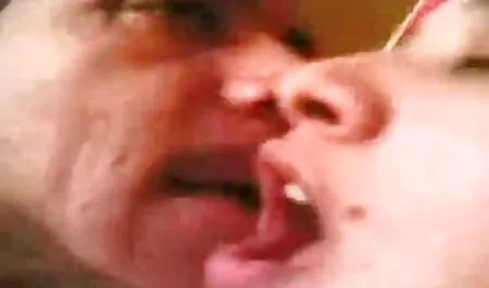 L'uomo ha messo un tappeto in una sciarpa verde e ha sesso con i pugni donne mature porno video in bagno