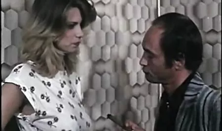 Una donna bionda divorziato e vomitò la bocca e avvitato in un quartiere, tirando un mature video gratis angolo vicino al tavolo.
