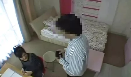 Cuore sottile a fanculo vicino milf in mutande dopo fumo in cucina