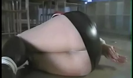 Hahal portare avanti valigia che è abbastanza grande con tutto nero e vestito milf capezzoli