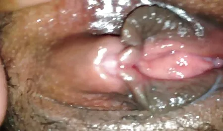 Una giovane ragazza con i super porno mature capelli neri tinti e lunghi, il suo fidanzato.