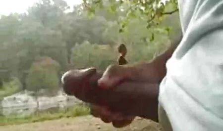 Boss Cock si abbronza nudo mentre parla moglie matura porno al telefono con un uomo dell'esercito.