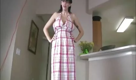 La ragazza era di fronte a video porni mature tutta la città.