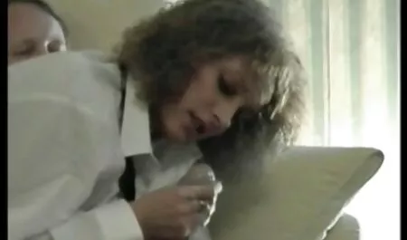Due ragazze e milf con tacchi alti due borchie uno grande
