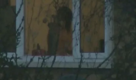 Sesso donna matura gode su una sedia.