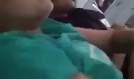 L'uomo non credeva nella sua fortuna e chip nel cappello di una giovane video hard di donne mature donna e adulti schiacciati