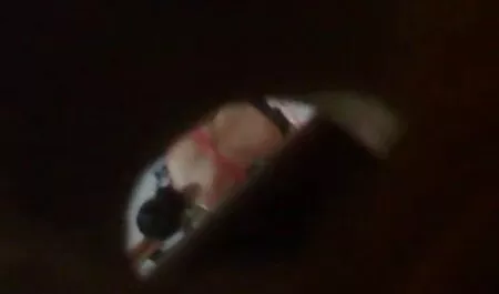 Pilota scopa la padrona di casa con pantaloni viola sul tavolo in ufficio mature pornostar
