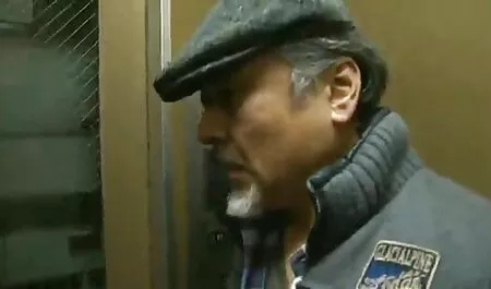 Il fannullone dal culo di sua madre con una maglietta rossa quando va milf con stivali sul suo pene.