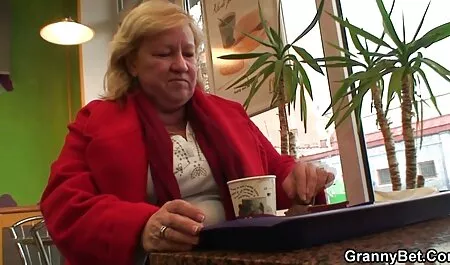 Una ragazza con il vestito nero, donne molto mature le gambe lunghe davanti al corpo dell'uomo nero e lo mise nelle sue zanne.