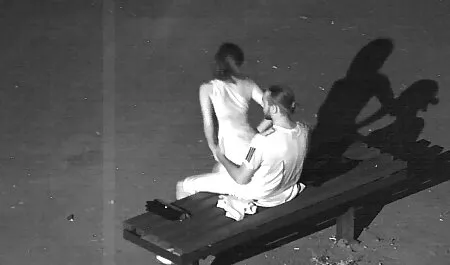 La ragazza si siede di fronte a un grande specchio e il corpo di una mature nude in casa donna