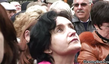Donna attraente a anziane formose letto mostrando culo grosso