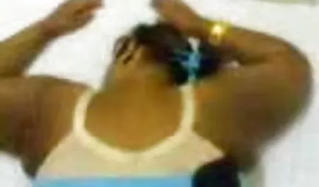 Occhiali ideali vecchie nude per un cappello per un uomo sul divano