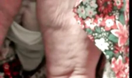 Due ragazze video porno italiani mature che servono ai clienti del ristorante.