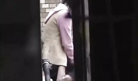 Una donna matura con ragazzo bambola sottile, che mostra il pene di un uomo e si scatenò.