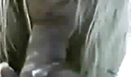 L'uomo allunga la sua bambina troie tedesche mature per il sesso e la piantò sul pene.