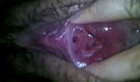 Si accarezzò le labbra con le dita tette mature cadenti davanti alla webcam