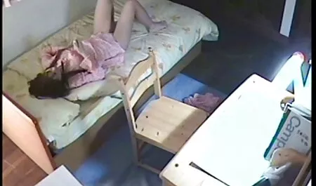 Felicity gatto ingoia donne porche e pelose Hahaal pene e anale sul letto.