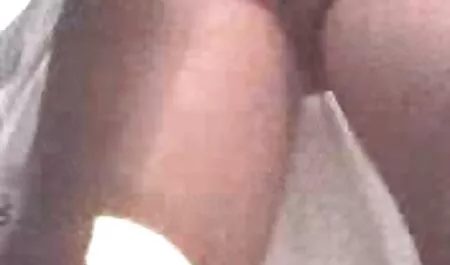 Lei donne mature porno italiani è un magro bambino su il cucina tavola