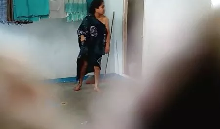 La film porno donne mature cameriera e uniformi per il proprietario.