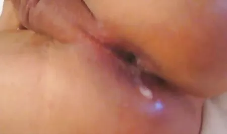 Pelle con film porno di donne mature gratis labbra dipinte waflite pollo inginocchiato su piedistallo