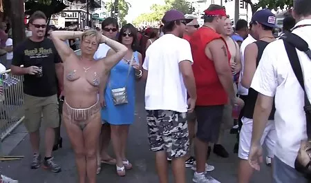 Tre belle donne che gettano un sacco di latte e zampe mature squirtano anteriori dell'immagine.