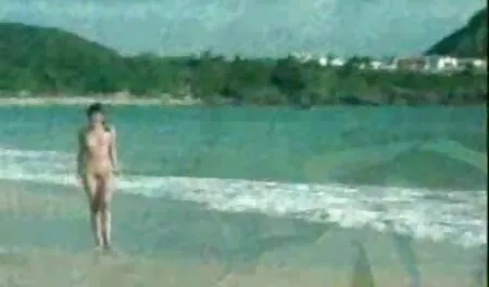 Ragazza agitando cinquantenni arrapate la mano