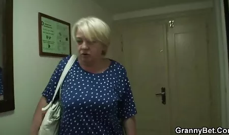 Due donne penetrano milf amatoriale italiana il pene.