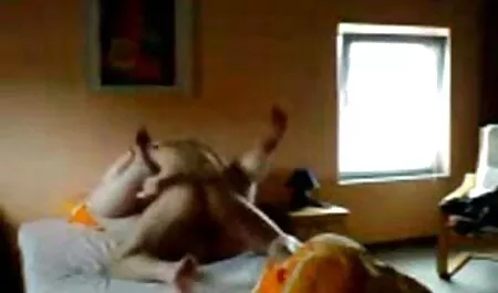Una giovane ragazza con i capelli biondi porno mamme mature corti da lavare in casa sotto la doccia