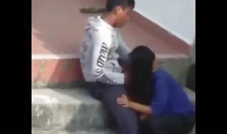 Bionda per un ragazzo in mature lesbiche una camicia bianca con un divano rosso nel cast