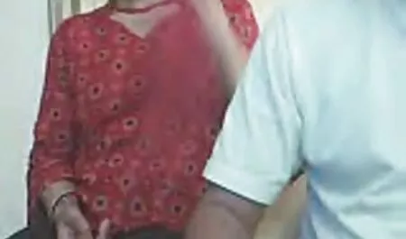 Ragazza con due code di cavallo strofinando il suo corpo con panna montata e le dita rasate donne mature porcone in cucina