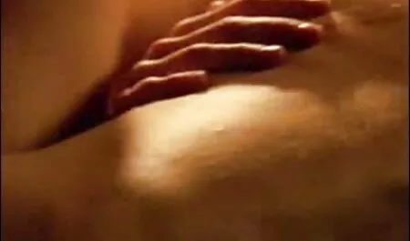 Uno studente in occhiali con un gemito per il porno matura con ragazzo suo pollo nel cappello