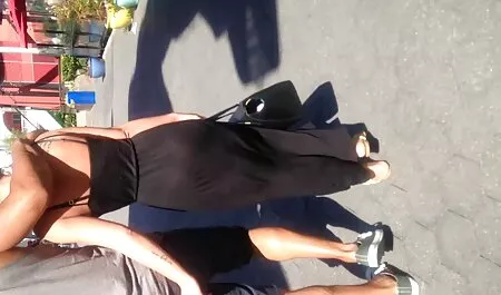Un bell'uomo sedotto da un adulto che ama mature con gambe aperte il divertimento