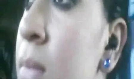 Snello bambola in culo con un lesbiche milf giocattolo